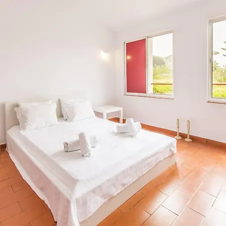 Villa Uchada Titanio - Picturesque Beachfront 5 Bedroom Villa - Stunning Sea Views - Private Pool Azenhas do Mar